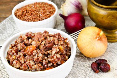 Et, havuç ve kırmızı pirinç pilavı