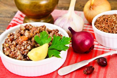 Et, havuç ve kırmızı pirinç pilavı