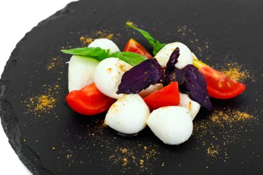 Caprese salatası, domates, fesleğen, mozzarella, biber