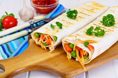 Pita ekmeği sebze, Çin eriştesi ve roka ile