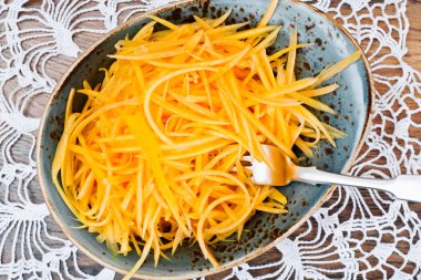 Kabak salatası, tuz, şeker, soğan, sarımsak, bitkisel yağ, balsam