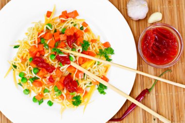 Makarna kabak, havuç, bezelye ve kiraz Tomat sıcak salata