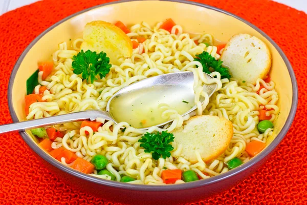 Sabrosa sopa de pollo con fideos chinos — Foto de Stock