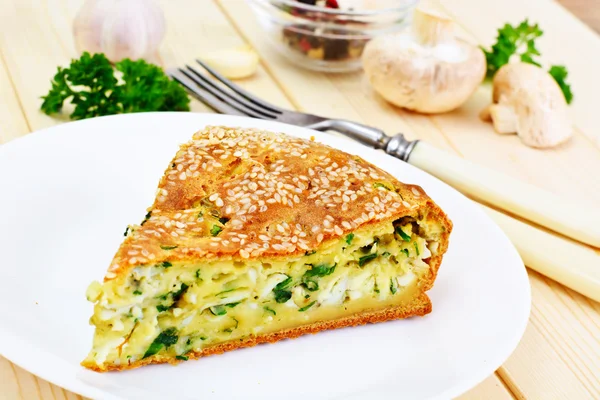 Пирог с зелеными луками и яйцами — стоковое фото