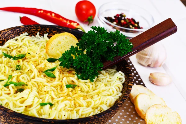 Вкусный куриный суп с китайской лапшой — стоковое фото