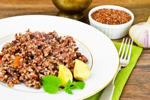 Pilaf mit Fleisch, Karotten und rotem Reis — Stockfoto