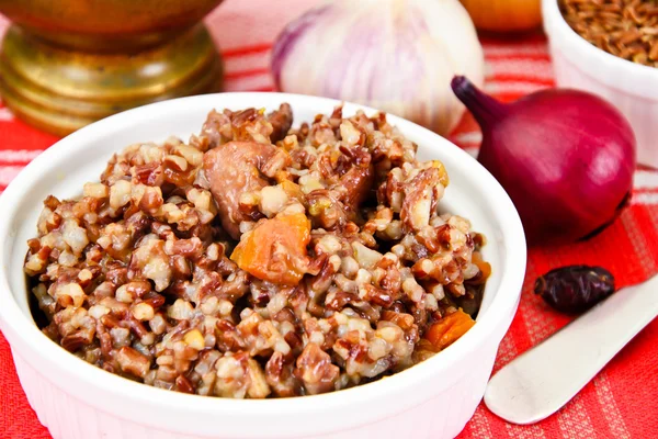 Pilaf mit Fleisch, Karotten und rotem Reis — Stockfoto