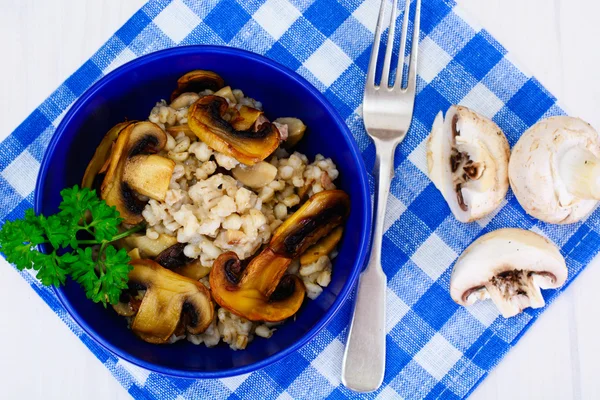 Porridge d'orzo con funghi — Foto Stock