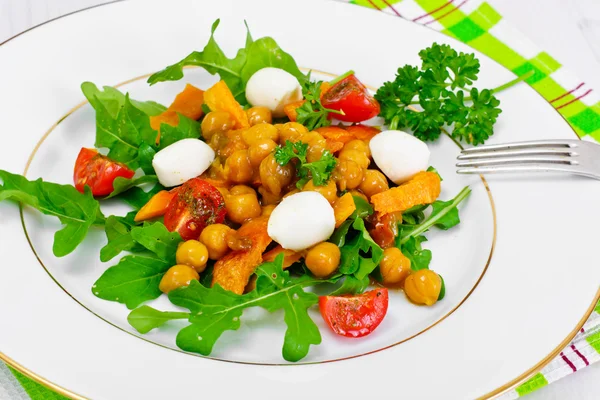 Salada com grão de bico em molho de caril, Arugula, Abóbora grelhada — Fotografia de Stock