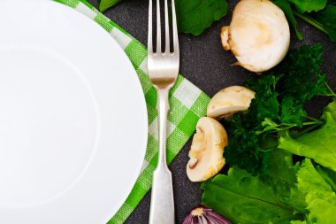 Taze bahar sebze, yeşil ve beyaz plakalı boş yer