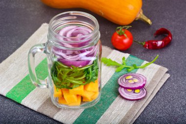 Kabak, roka ve cam kırmızı soğan salatası