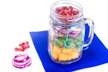 Kabak, roka ve cam kırmızı soğan salatası