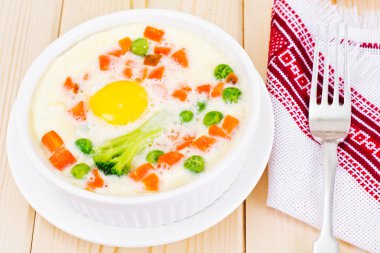 Sağlıklı diyet gıda: sebzeli omlet