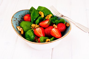 Çilek salatası, fesleğen, ceviz