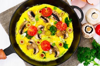 Sağlıklı diyet gıda: mantar ve sebze pişmiş yumurta