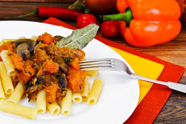 Makarna pişmiş kabak mantar ve sebze ile. Vegetari