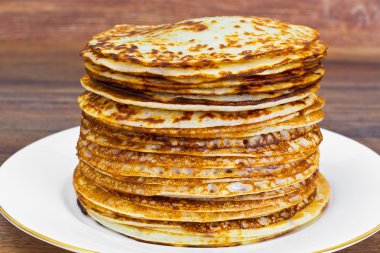 Çilek lezzetli krep yığını