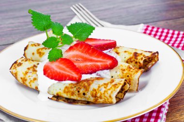 Çilek lezzetli krep yığını