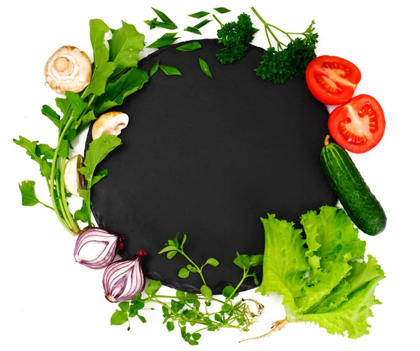Légumes frais de printemps, verts et plaque noire vide avec place — Photo