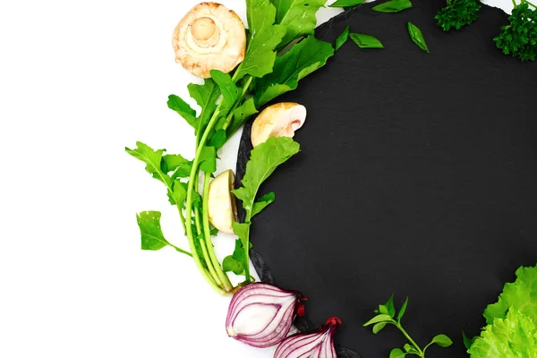 Vegetais frescos da mola, verdes e placa preta vazia com lugar — Fotografia de Stock