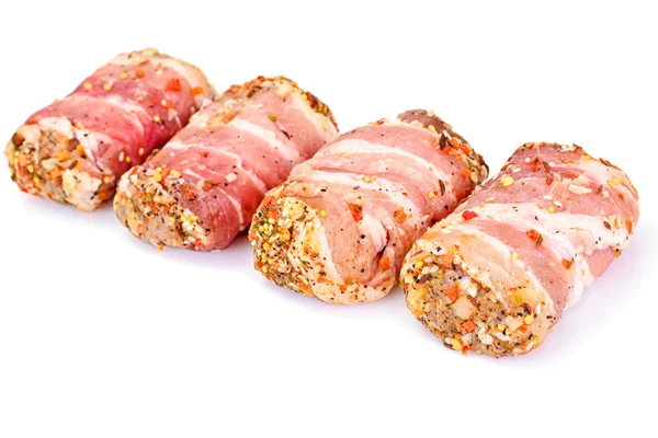 Rollos de carne en tocino, chuletas de carne envuelta con champiñones — Foto de Stock
