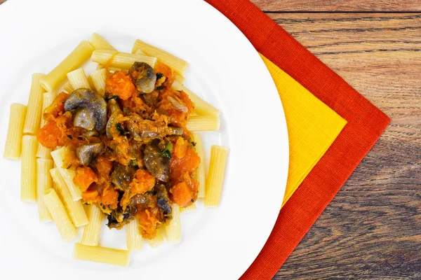 Makarna pişmiş kabak mantar ve sebze ile. Vegetari