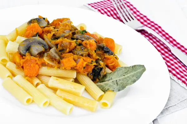 버섯과 야채와 구운 호박 파스타입니다. Vegetari — 스톡 사진