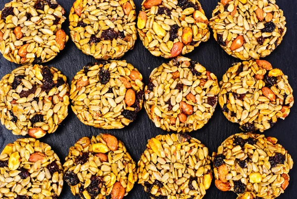 Galletas con pasas, cacahuetes, semillas de girasol, copos de avena y H — Foto de Stock