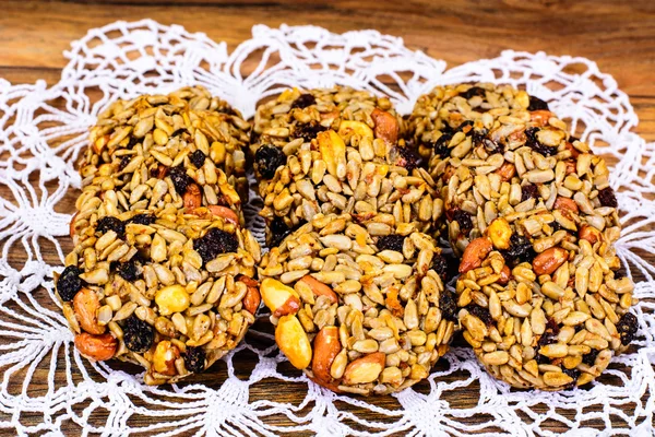 Bolachas com passas, amendoim, sementes de girassol, flocos de aveia e H — Fotografia de Stock