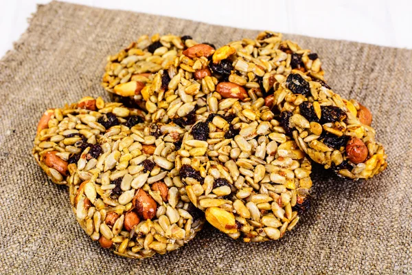 Galletas con pasas, cacahuetes, semillas de girasol, copos de avena y H — Foto de Stock