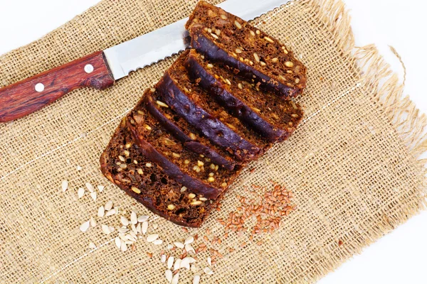 Pão de centeio com sementes de girassol, sementes de gergelim, passas e outros — Fotografia de Stock