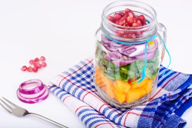 Kabak, roka ve cam kırmızı soğan salatası