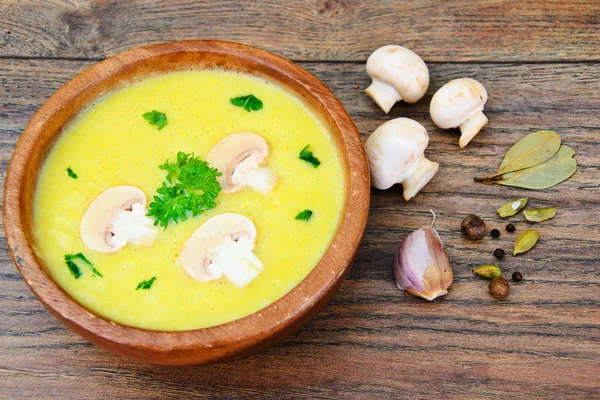 Sopa de creme de purê de abobrinha com cogumelos — Fotografia de Stock