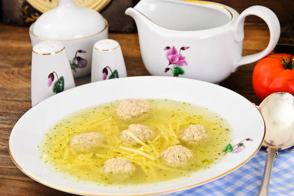 Supă cu chiftele de pui și noodles — Fotografie, imagine de stoc