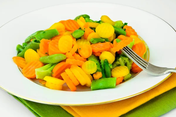 清蒸的蔬菜土豆、 胡萝卜、 玉米、 青豆、 洋葱 — 图库照片