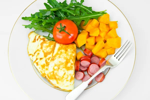 Zdrowe i dieta jedzenie: jajecznica z warzywami — Zdjęcie stockowe