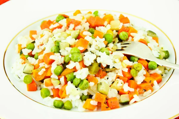 Різотто з овочами, моркву, горох — стокове фото
