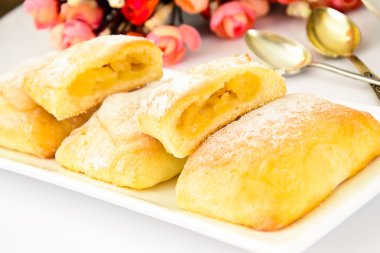 Peynir, elma ve tarçın ile tatlı ekmek topuz