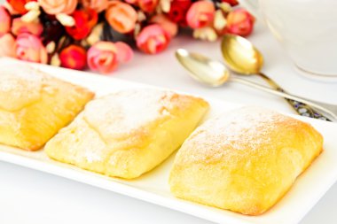 Peynir, elma ve tarçın ile tatlı ekmek topuz