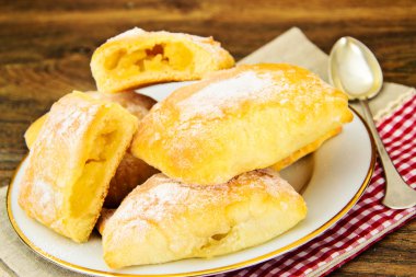 Peynir, elma ve tarçın ile tatlı ekmek topuz