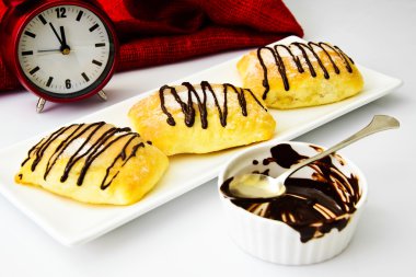 Peynir, elma ve tarçın ile tatlı ekmek topuz