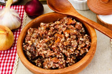 Et, havuç ve kırmızı pirinç pilavı