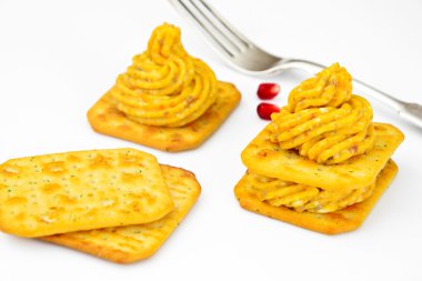 Forshmak: Herring tereyağı, havuç ve kraker ile