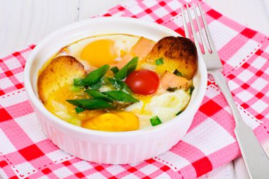 Sağlıklı diyet gıda: sebzeli omlet