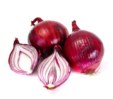 Beyaz arkaplanda kırmızı soğan izole edildi