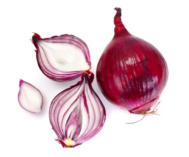 Beyaz arkaplanda kırmızı soğan izole edildi