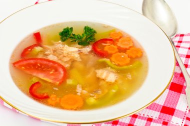 Alabalık ve sebze ile balık çorbası