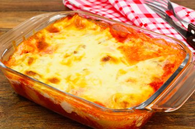 Doldurulmuş makarna kabukları Beşamel sos ile