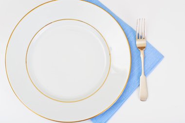 Beyaz Empry plaka üzerinde metin için yer ile bir masa örtüsü