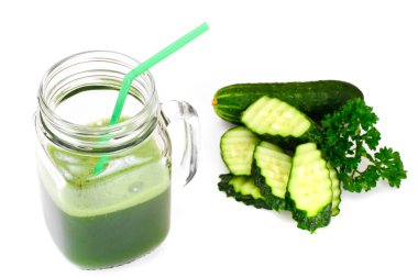 Suyu, güler yüzlü salatalık ve maydanoz